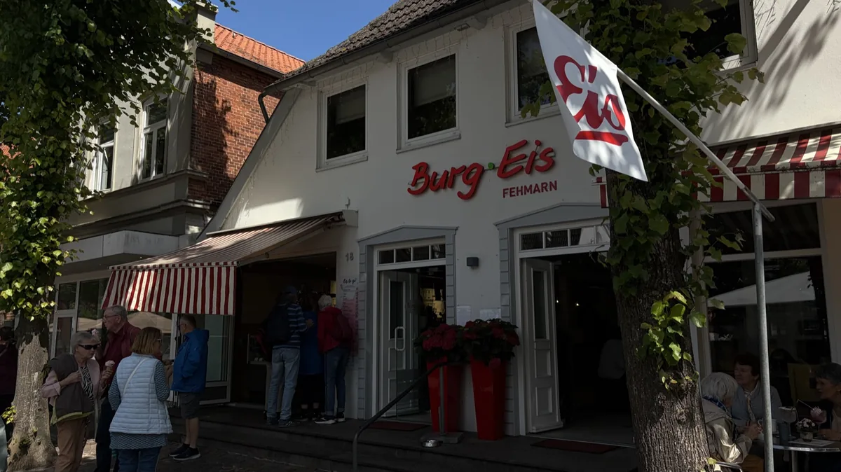 Burg·Eis Ladenfront in Burg auf Fehmarn