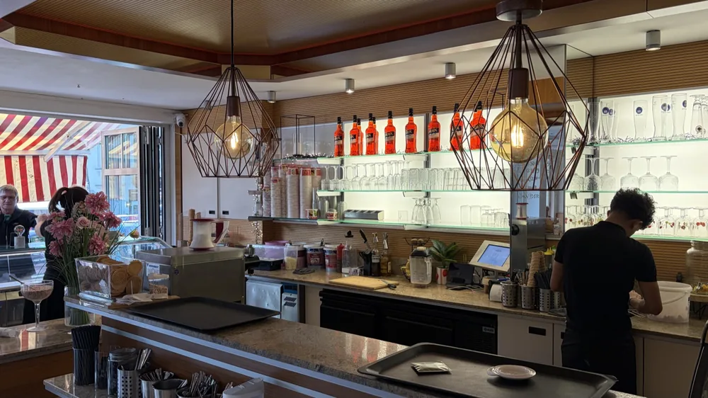 Theke und Bar von Burg·Eis